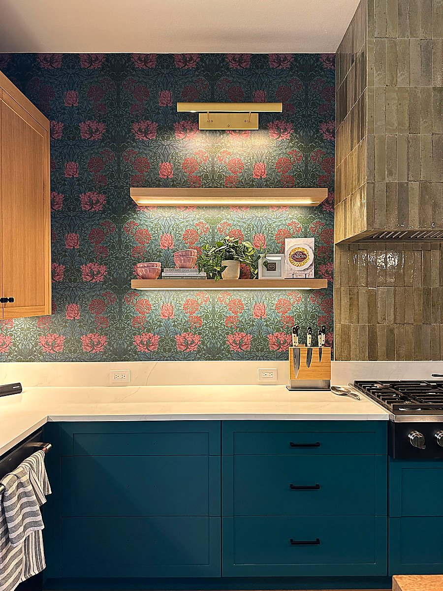 Floral wallpaper kitchen installation, real Style Maison project
